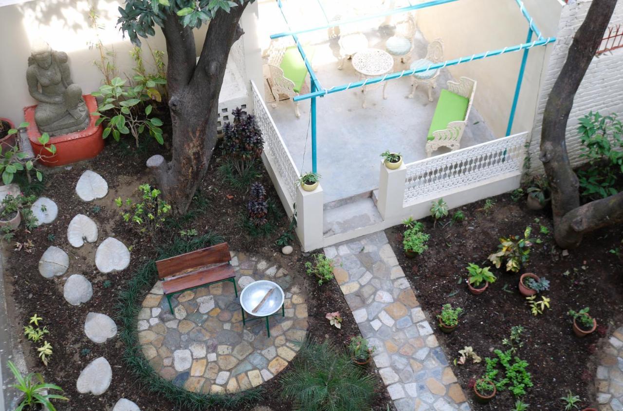 ホテル Mango Tree Courtyard デヘラードゥーン エクステリア 写真